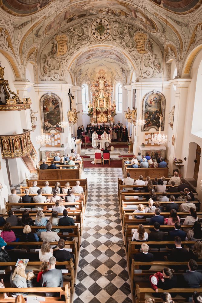 Blick von der Empore in eine barocke Kirche während der Trauung