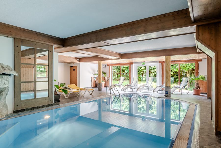 Hallenbad mit Blick in den Garten im Hotel Kirchdach