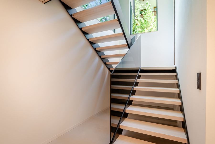 Offene Holztreppe an weißer Wand