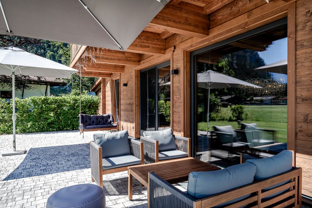 Terrasse mit Loungemöbeln und Sonnenschirmen