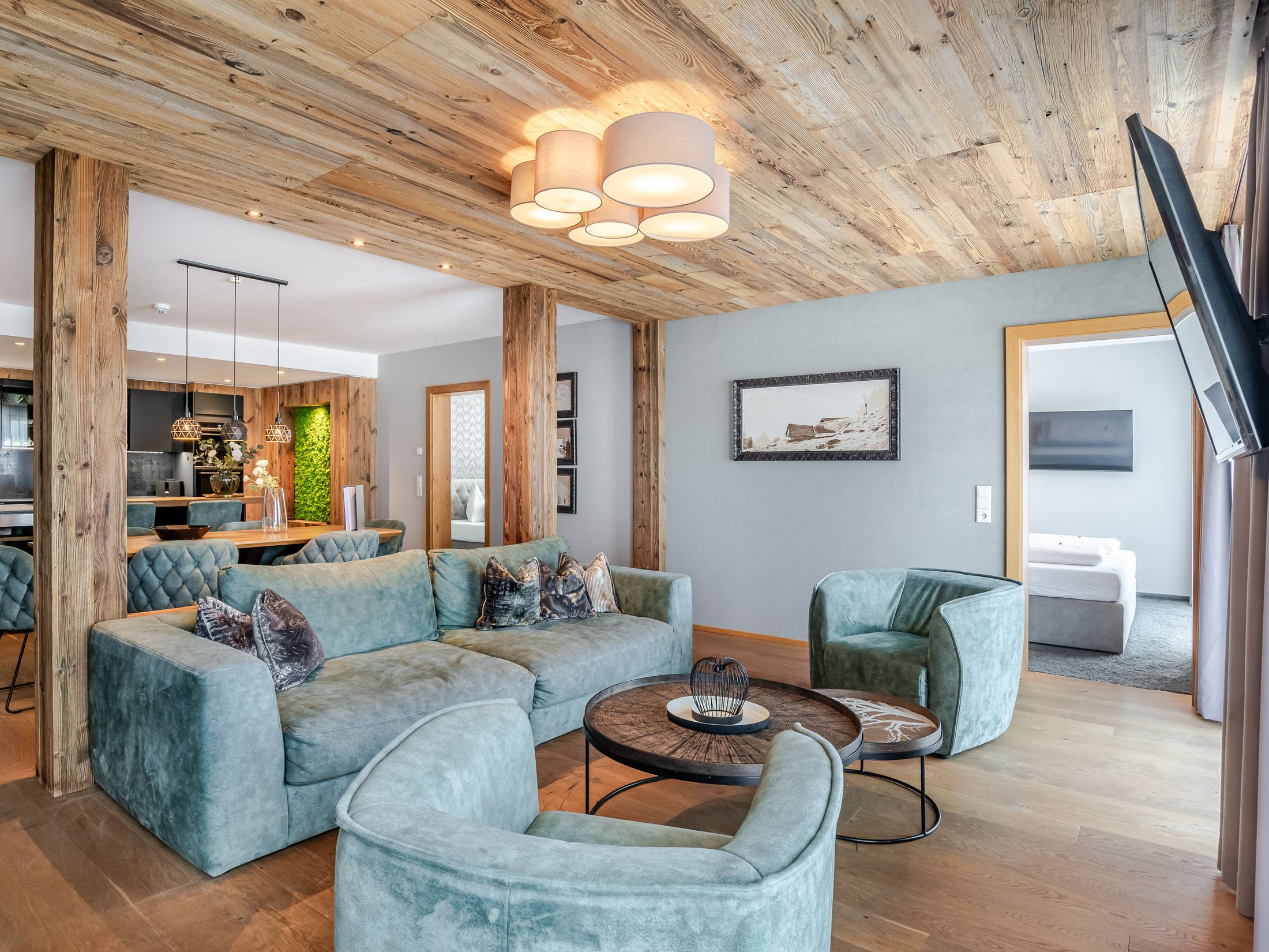 Wohnzimmer mit Altholzdecke und Sofa