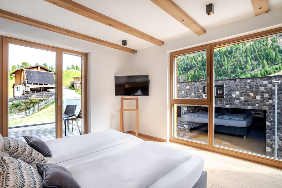 Schlafzimmer mit Blick ins Tal